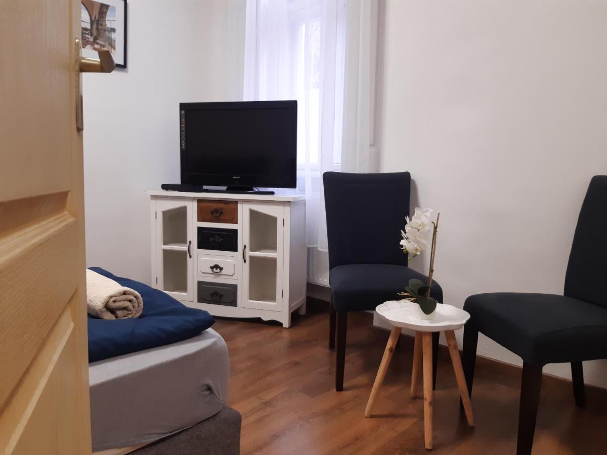 Varalja Apartman Tata Exterior photo