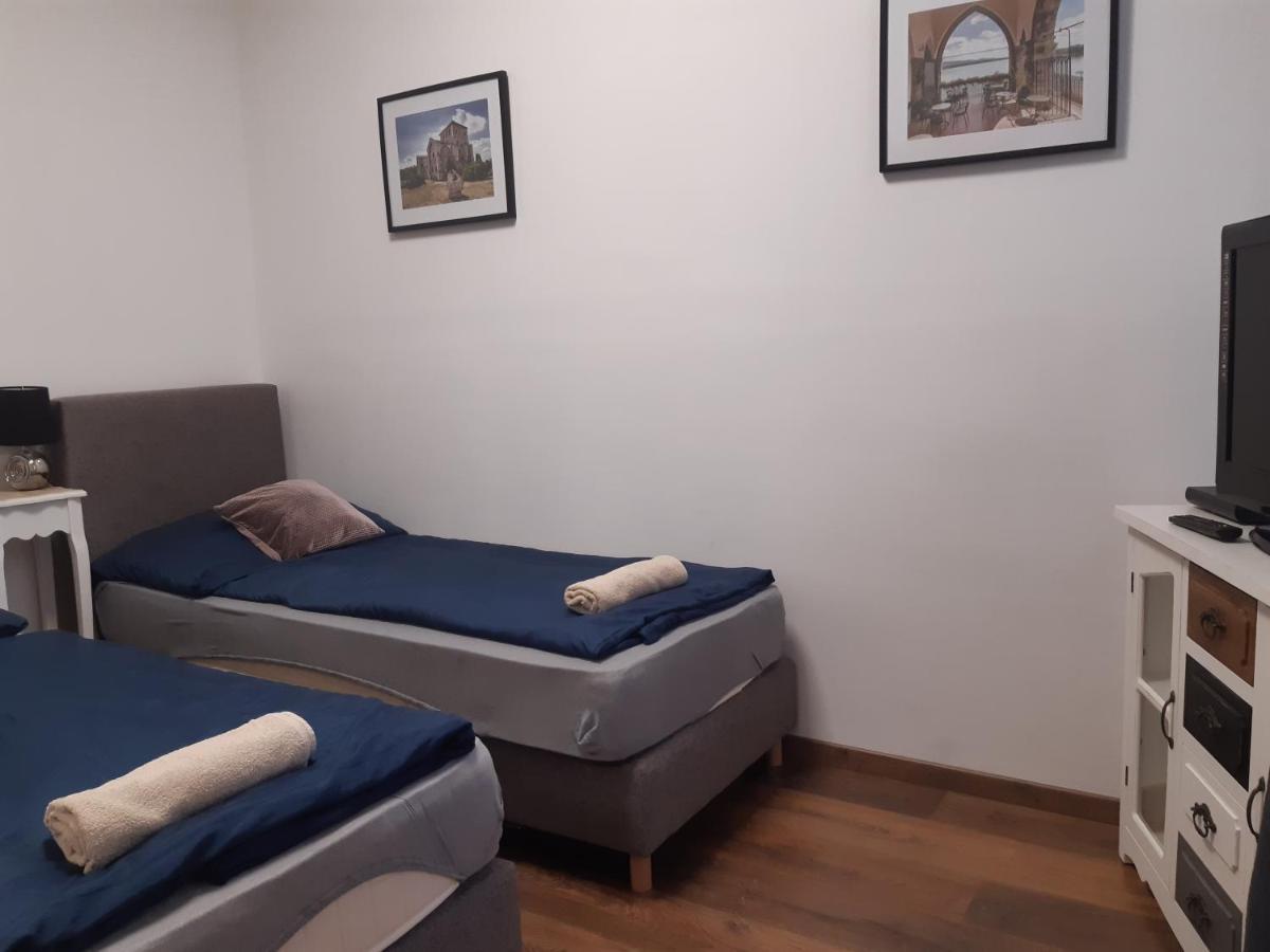 Varalja Apartman Tata Exterior photo
